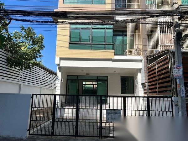 3 Bedroom Townhouse for sale at Uptown Sathupradit — photo 2