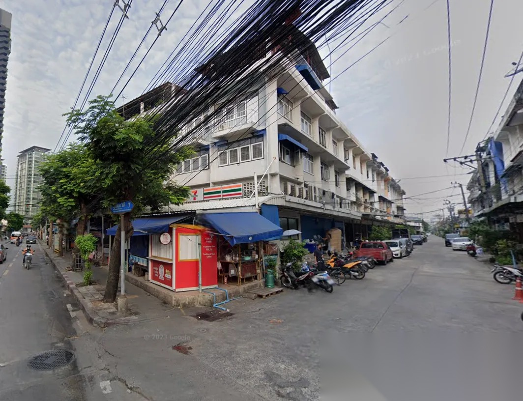 Townhouse for Sale with Tenant in Phra Khanong — photo 1