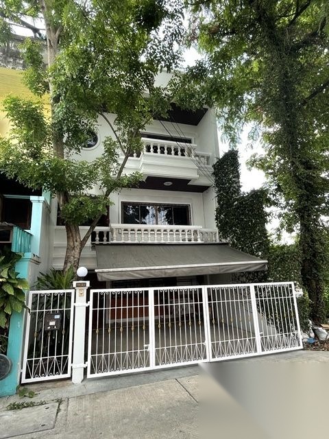 Classic Townhome for Rent in Chatuchak Area — photo 1