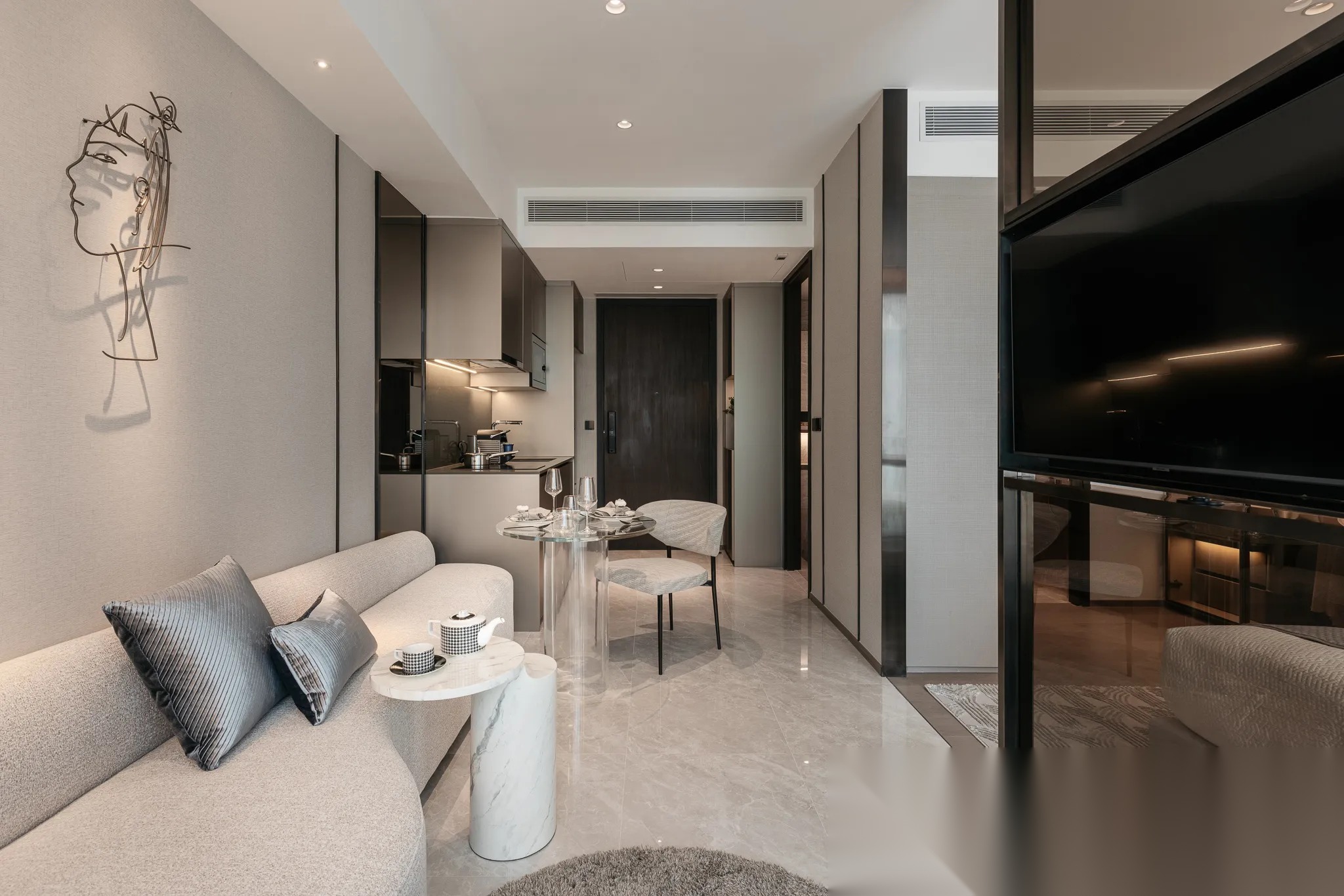 1 Bedroom Condo for sale at The Embassy Wireless — photo 2