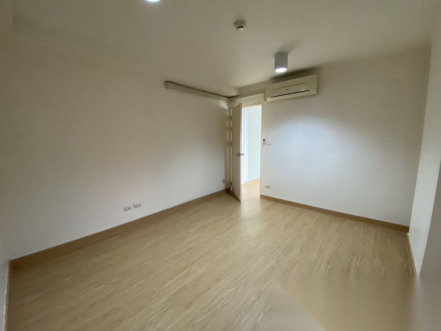2 Bedroom Condo for sale at Chateau In Town Major Ratchayothin 2 — photo 4
