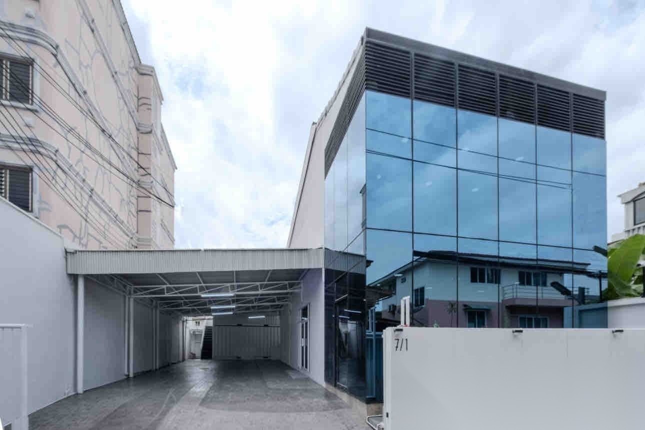 Land with Office Building for Sale in Bang Na — photo 1