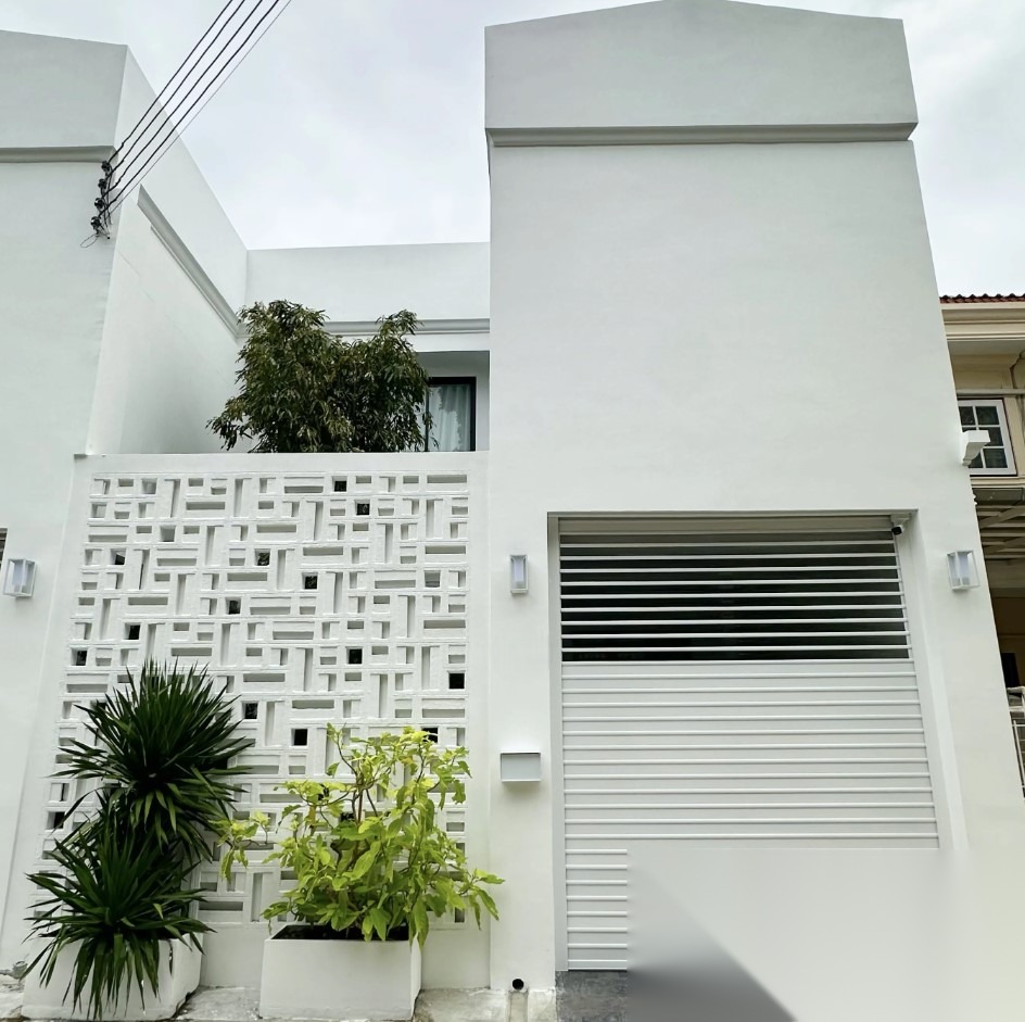 Beautiful Townhouse 2-Story Ready to Move-In — photo 2