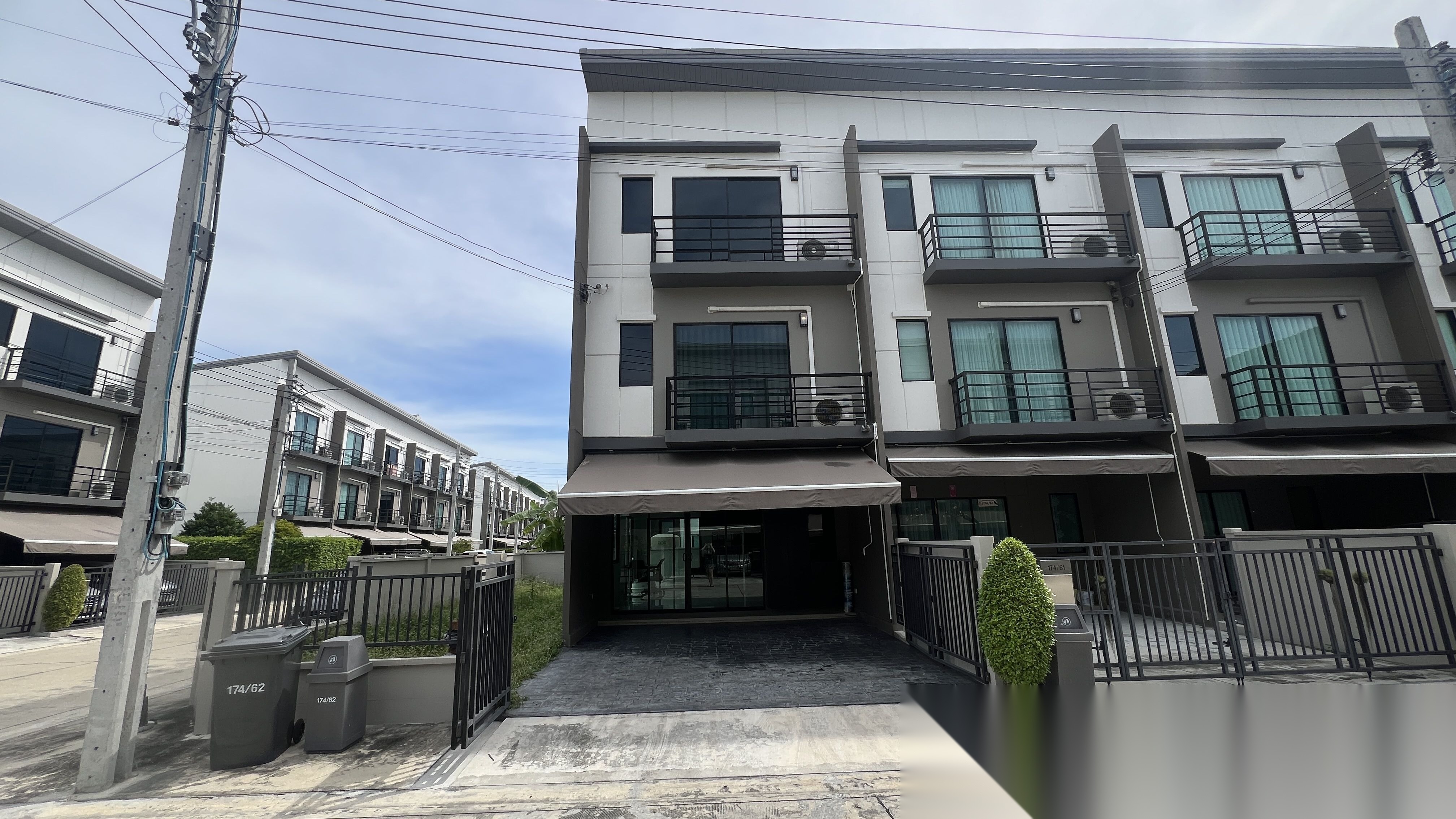 3 Bedroom Townhouse for sale at Baan Klang Muang Srinakarin-Onnut — photo 1