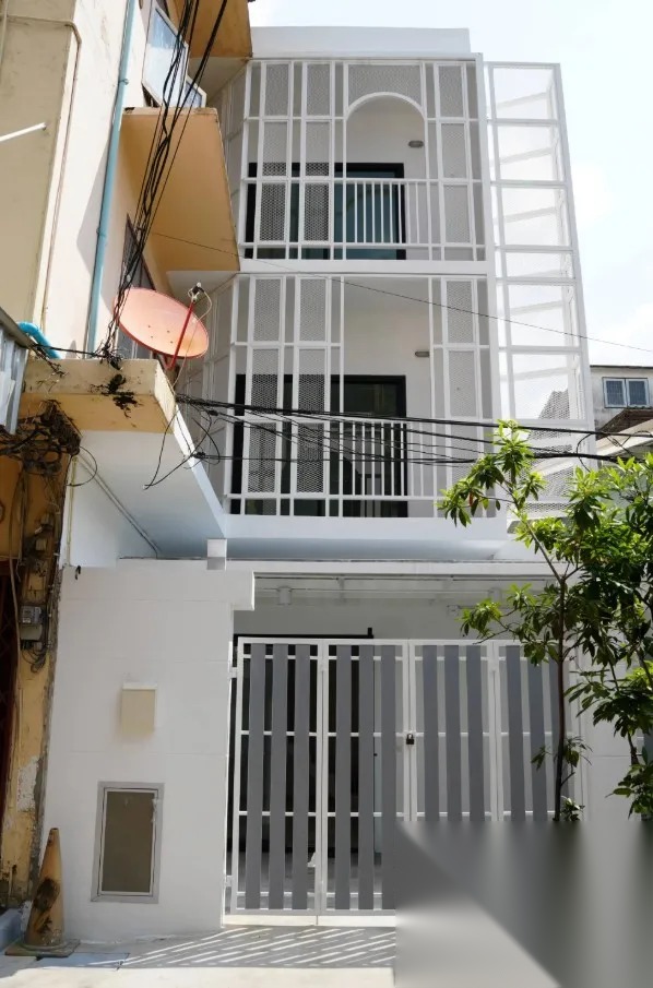 3-Story Commercial Building with 1 Rooftop Floor — photo 2