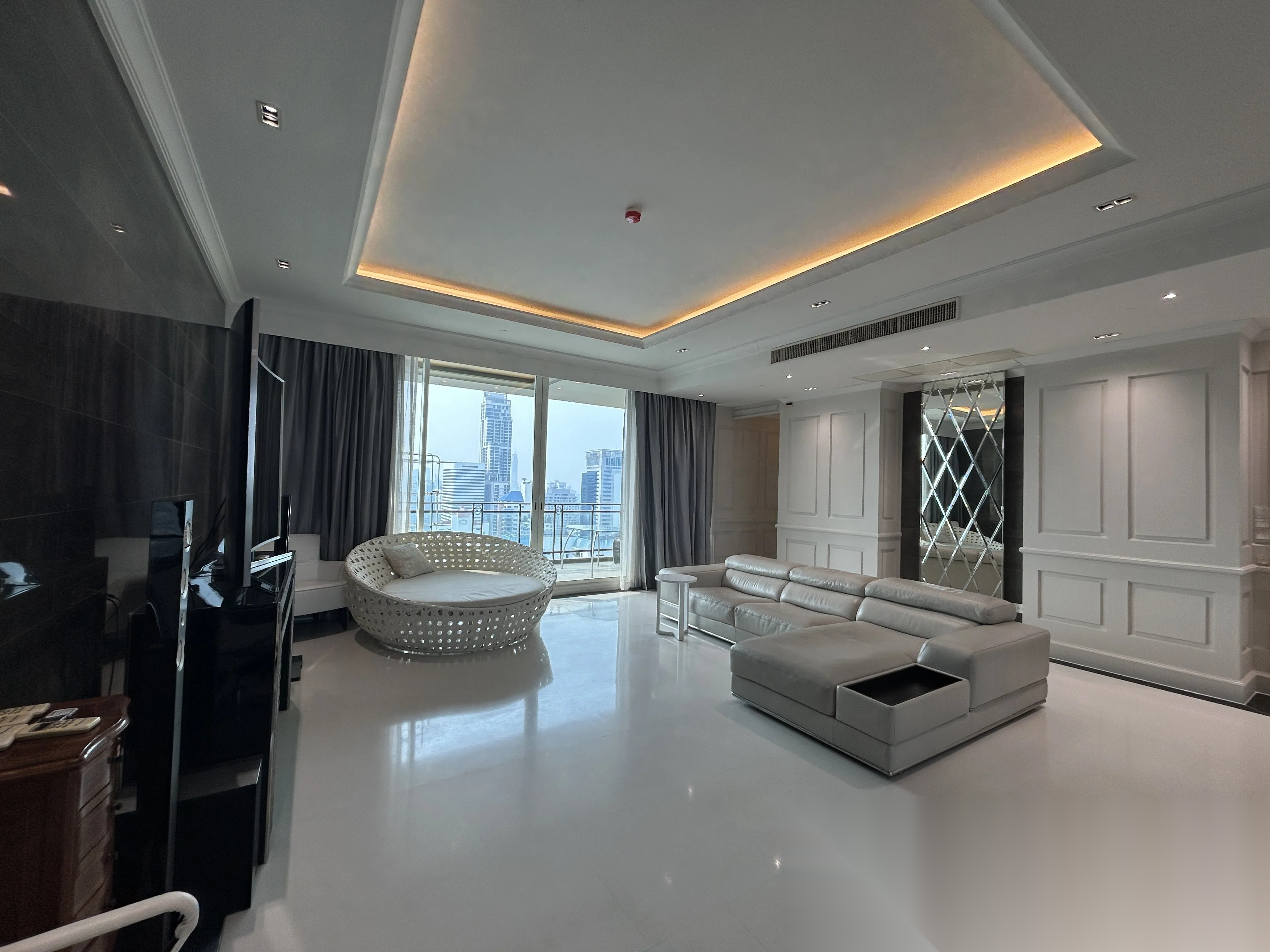 4 Bedroom Condo for sale at Royce Private Residences — photo 1