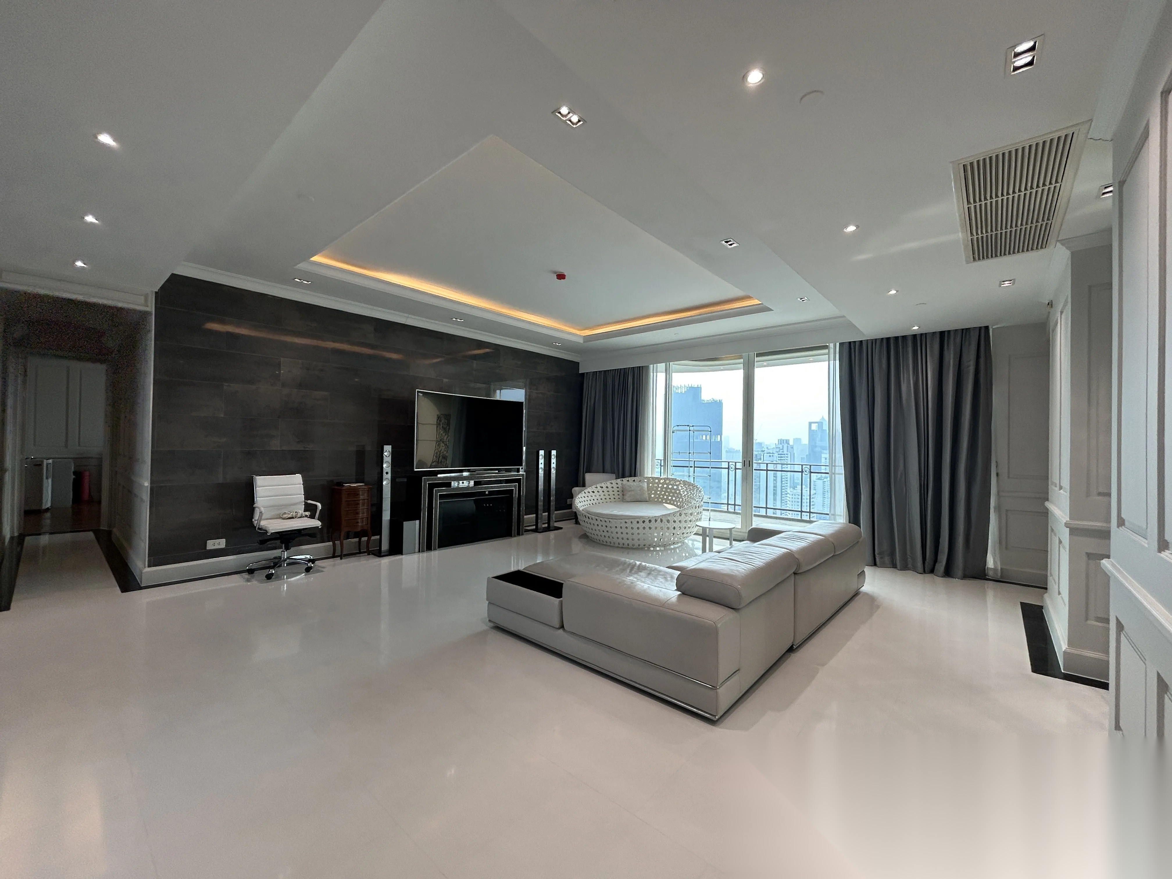 4 Bedroom Condo for sale at Royce Private Residences — photo 2