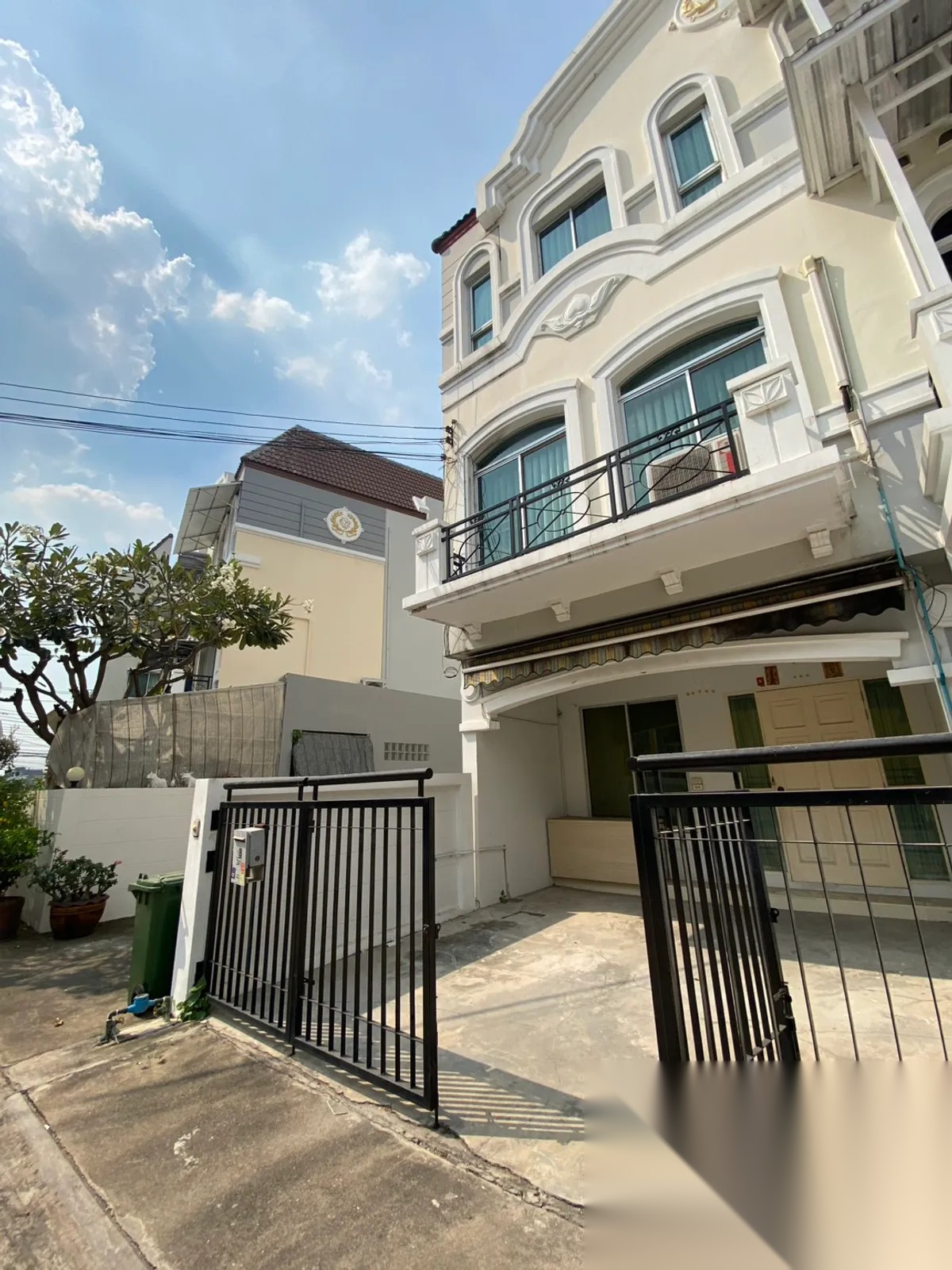 3 Bedroom Townhouse for sale at Baan Klang Muang Swiss Town — photo 2