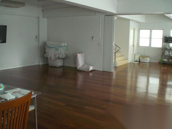 For Sale Commercial Building on Rong Muang Road near MRT Hua Lamphong — photo 3