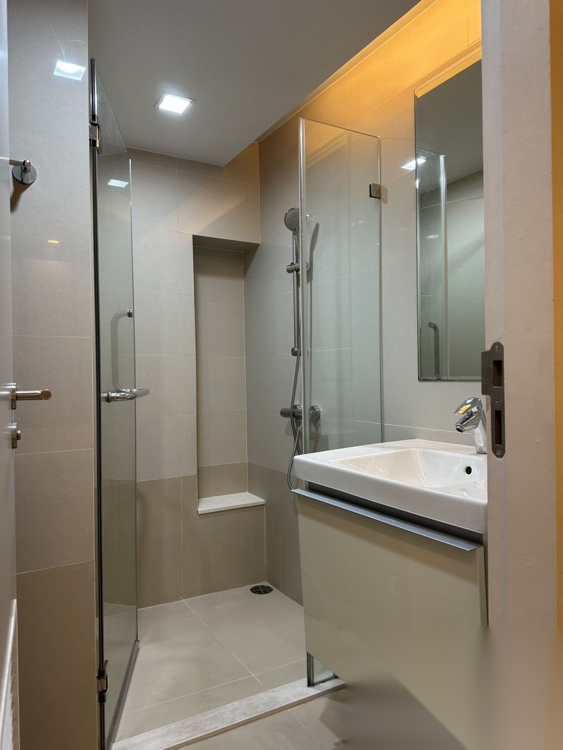 1 Bedroom Condo for sale at Focus Ploenchit — photo 4