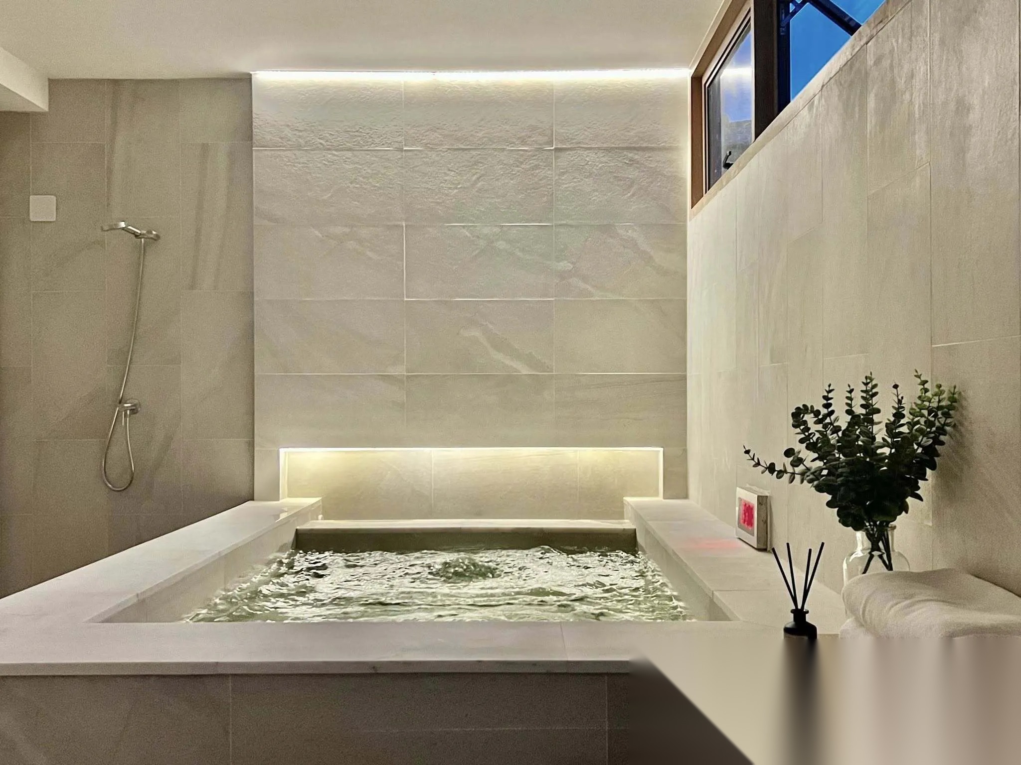 5 Bedrooms House with Private On-Sen for Sell at Ekkamai 22 — photo 4