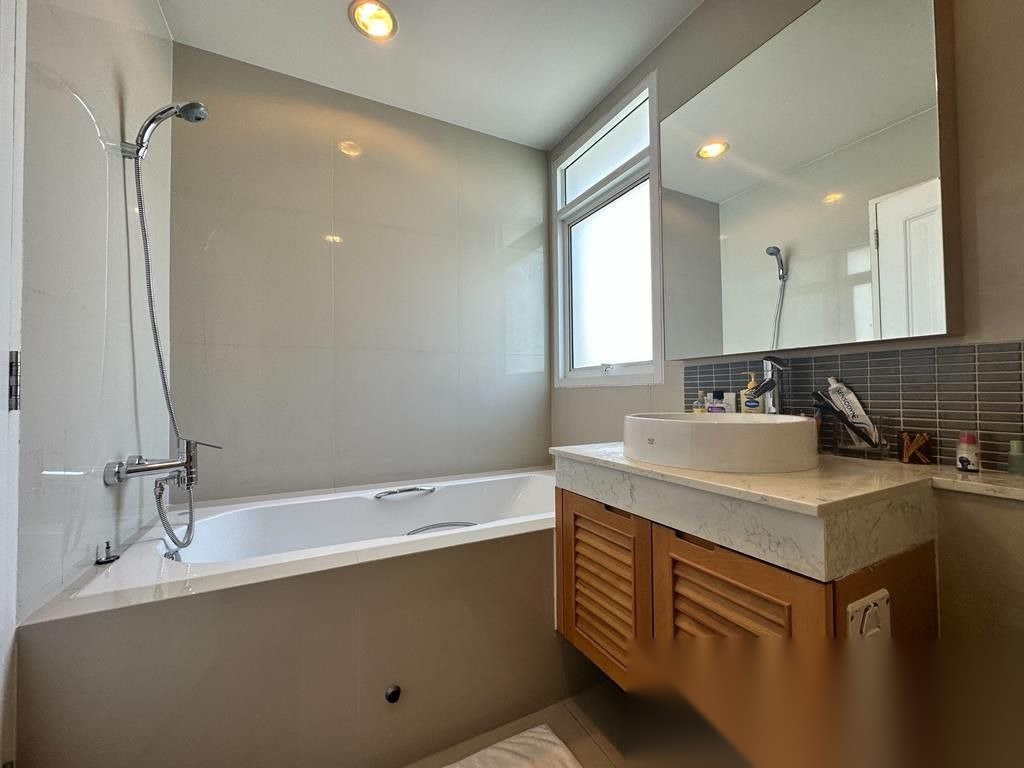 2 Bedroom Condo for sale at The Rise Sukhumvit 39 — photo 2