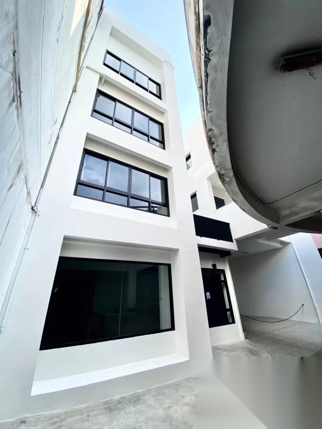 Newly Renovated 4 Storey Home Office in Sukhumvit 101 — photo 2