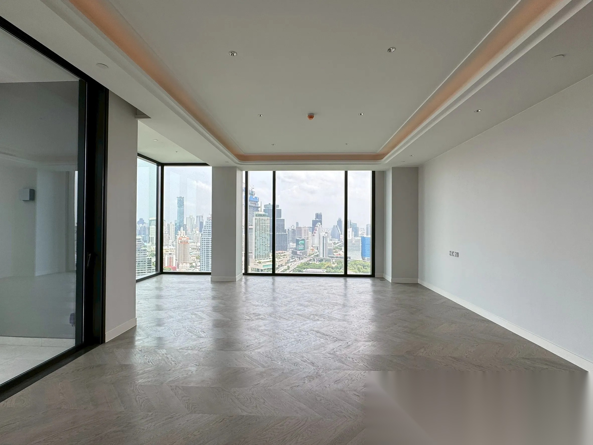 3 Bedroom Condo for sale at One89 Wireless — photo 5