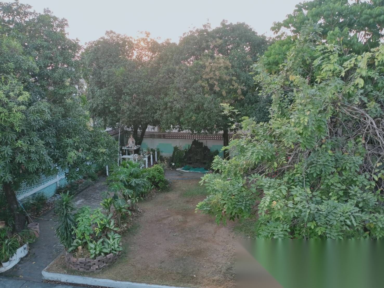 Great Location Large Land Area About 15 minute walk to MRT — photo 4
