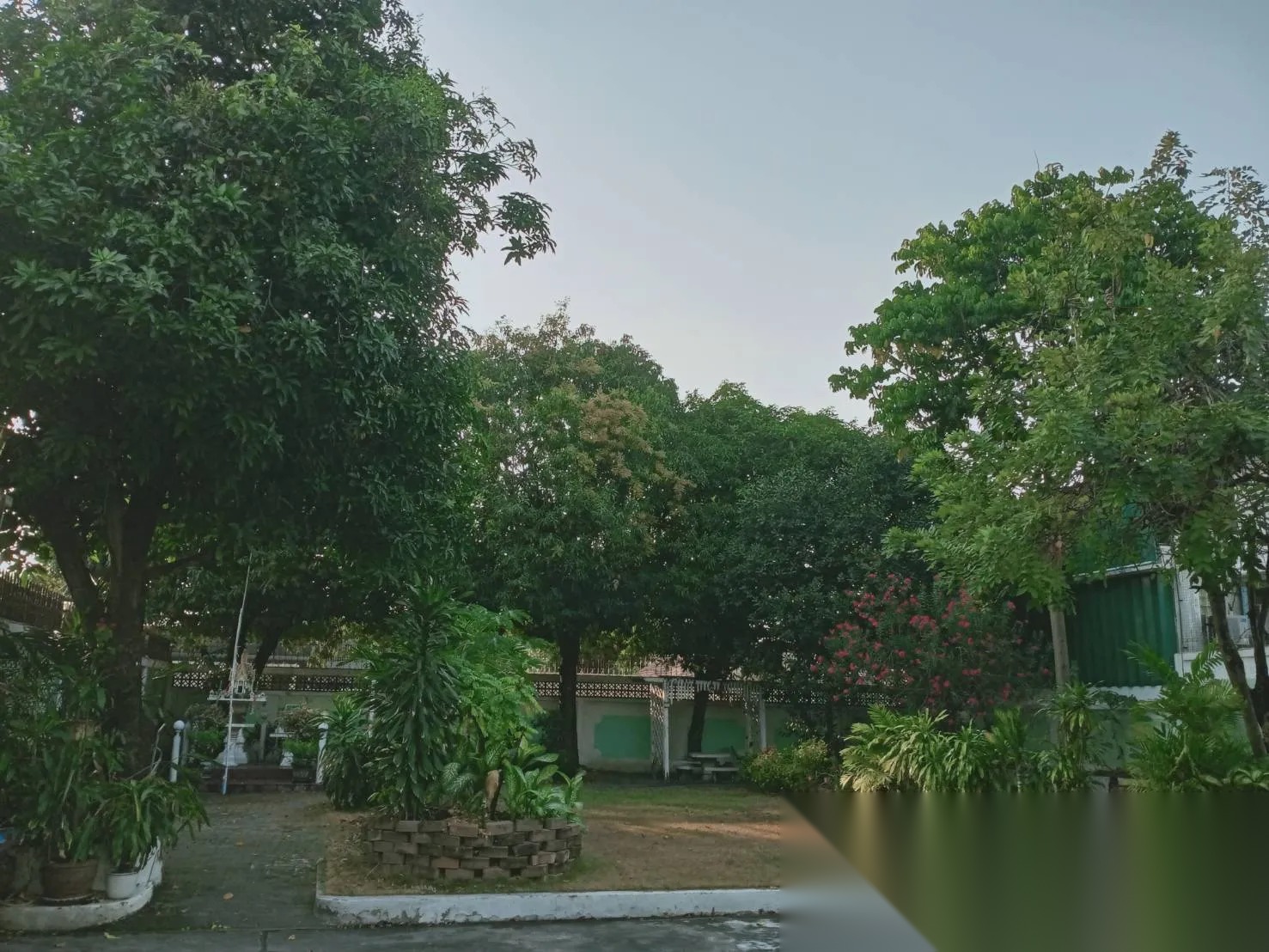 Great Location Large Land Area About 15 minute walk to MRT — photo 5