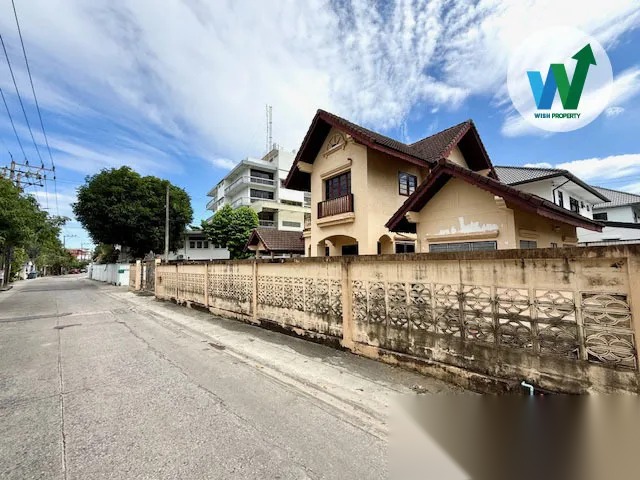 Single house for sale in Sukhumvit, Mitraphap, Onnut 46. Corner unit, road frontage. — photo 1