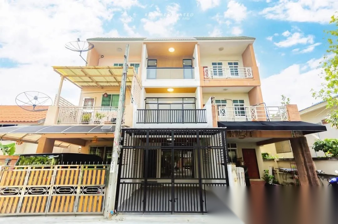 3-Storey Townhouse | Lat Phrao 94 (Inthraphon Soi) — photo 1