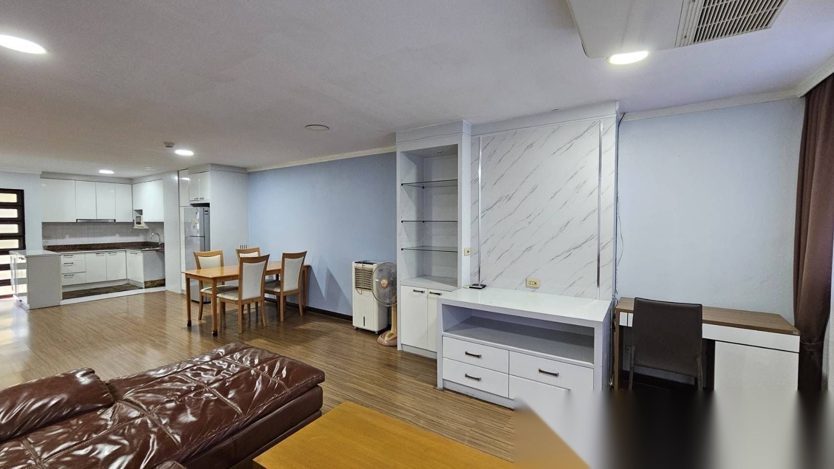 2 Bedroom Condo for sale at Supalai Place — photo 2