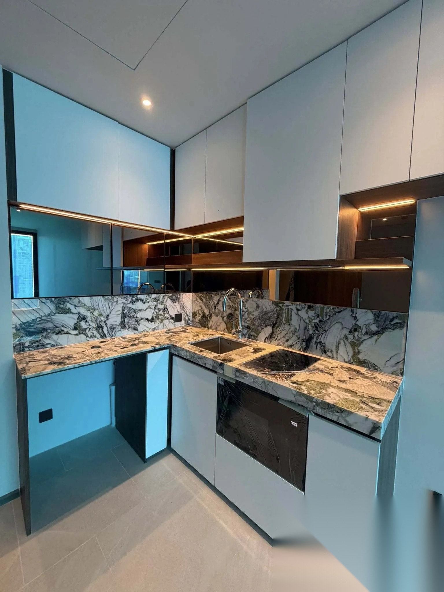 1 Bedroom Condo for sale at ROMM Convent — photo 3