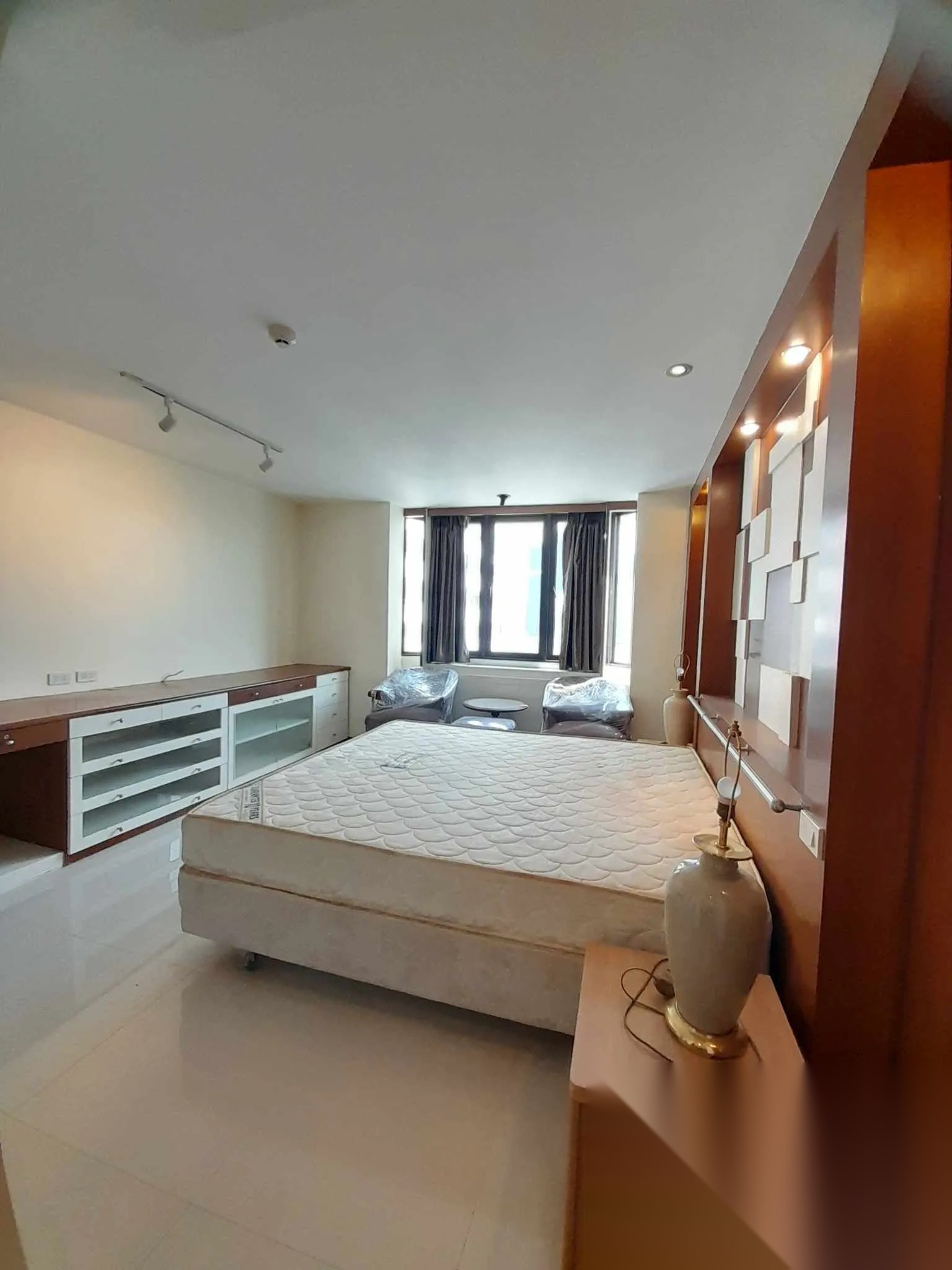 1 Bedroom Condo for sale at Omni Tower Sukhumvit Nana — photo 4