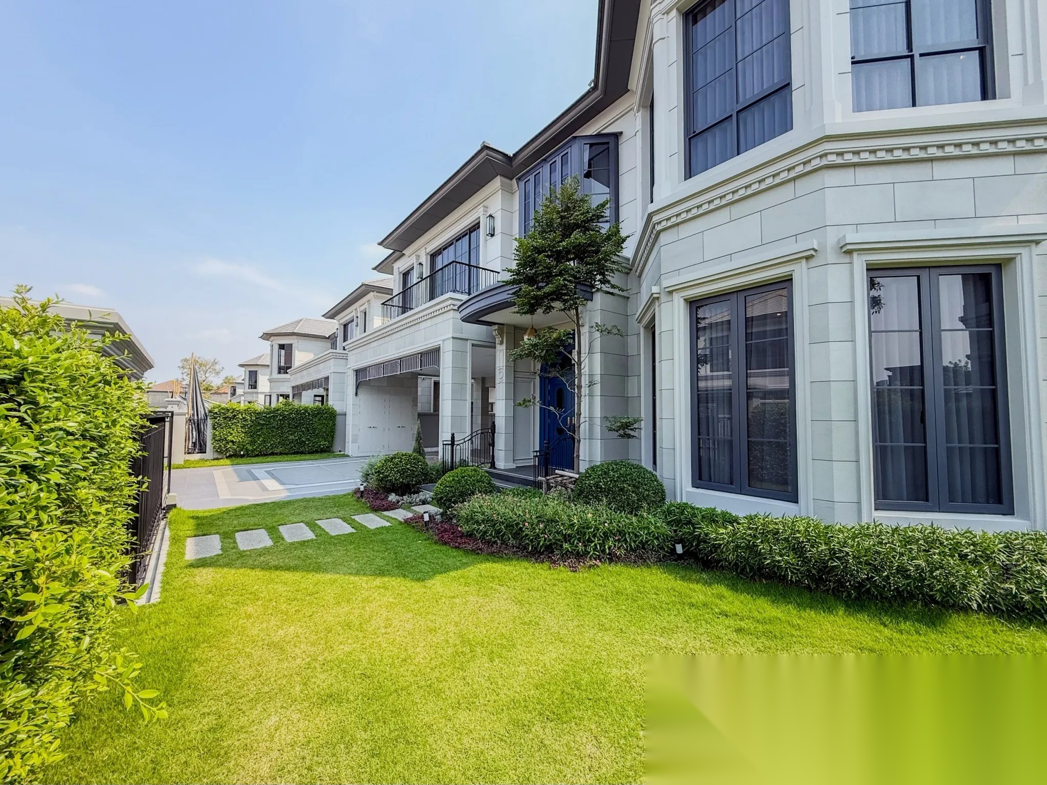 4 Bedroom House for sale at Narasiri Victoire Krungthep Kreetha — photo 2