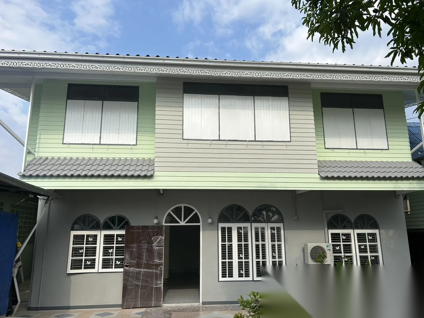 For sale: Two houses with a garden, and one warehouse (backyard overlooks the water), Bangkok. — photo 1