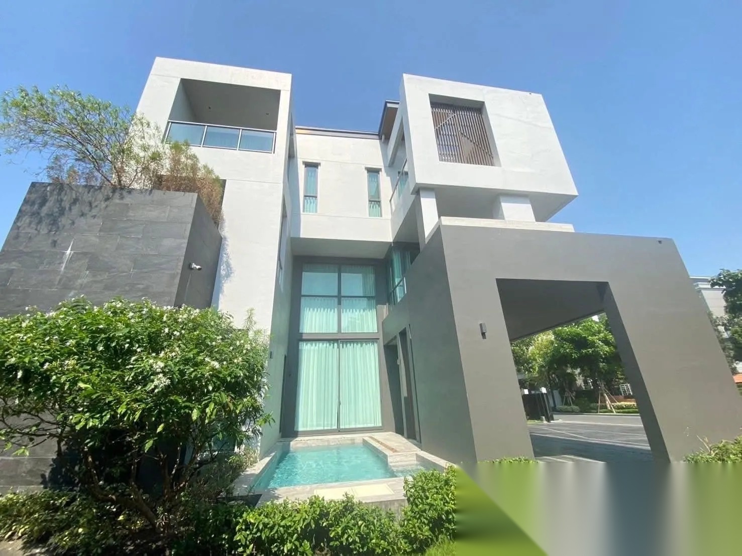 Luxury Pool Villa for Rent & Sale in Pattanakarn | 5 Beds | — photo 1