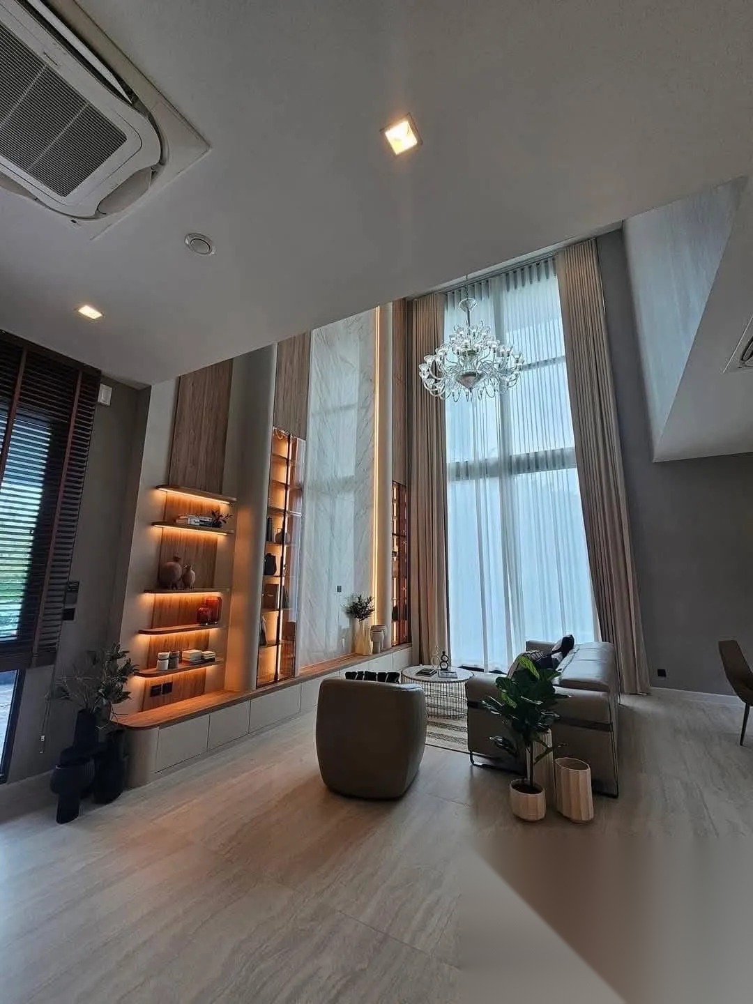 Luxury Pool Villa for Rent & Sale in Pattanakarn | 5 Beds | — photo 2