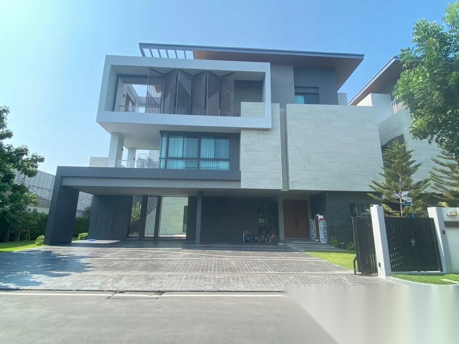 Luxury Pool Villa for Rent & Sale in Pattanakarn | 5 Beds | — photo 3