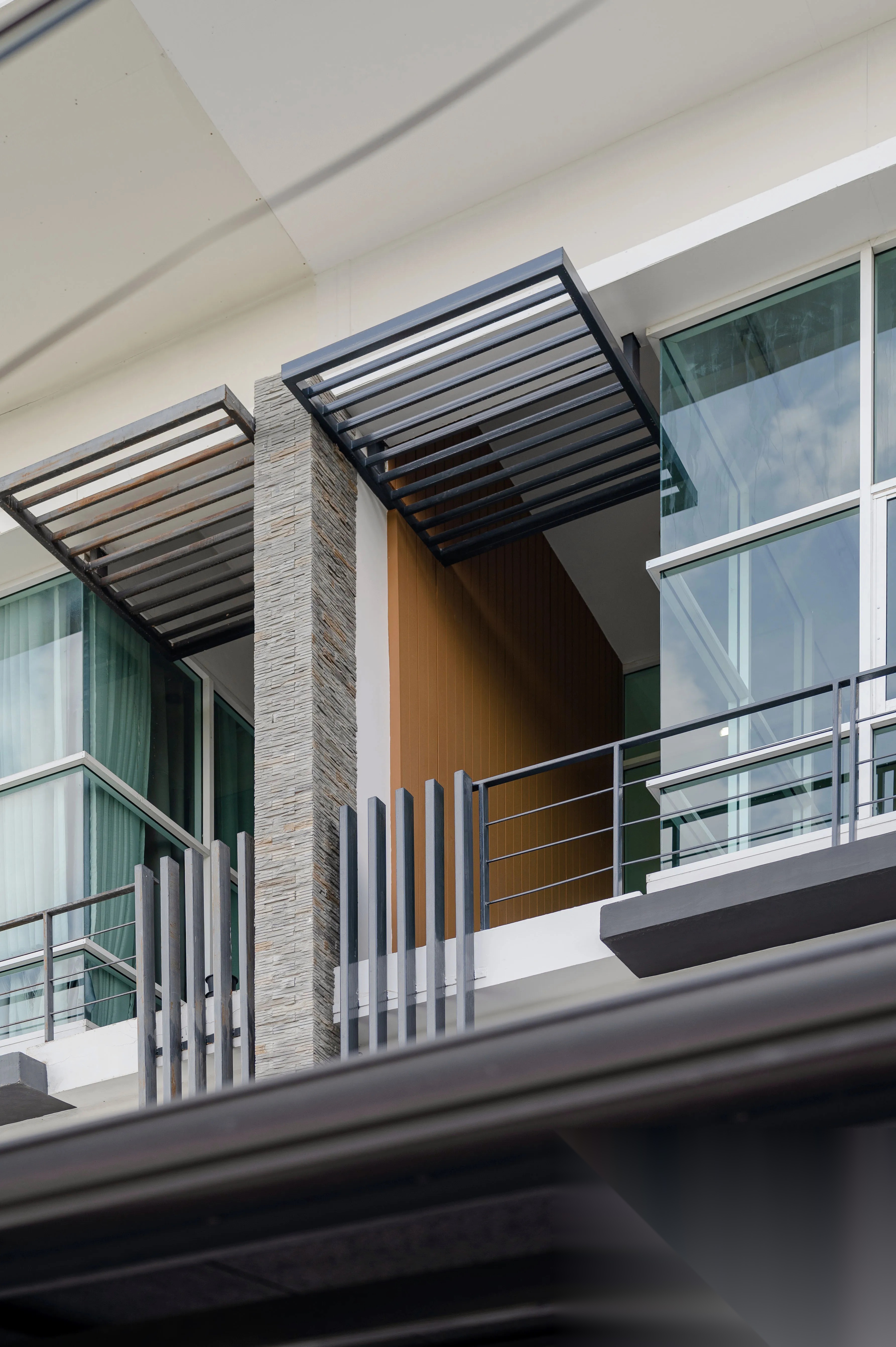 Modern Loft style 3-story townhome with 4 bedrooms — photo 2