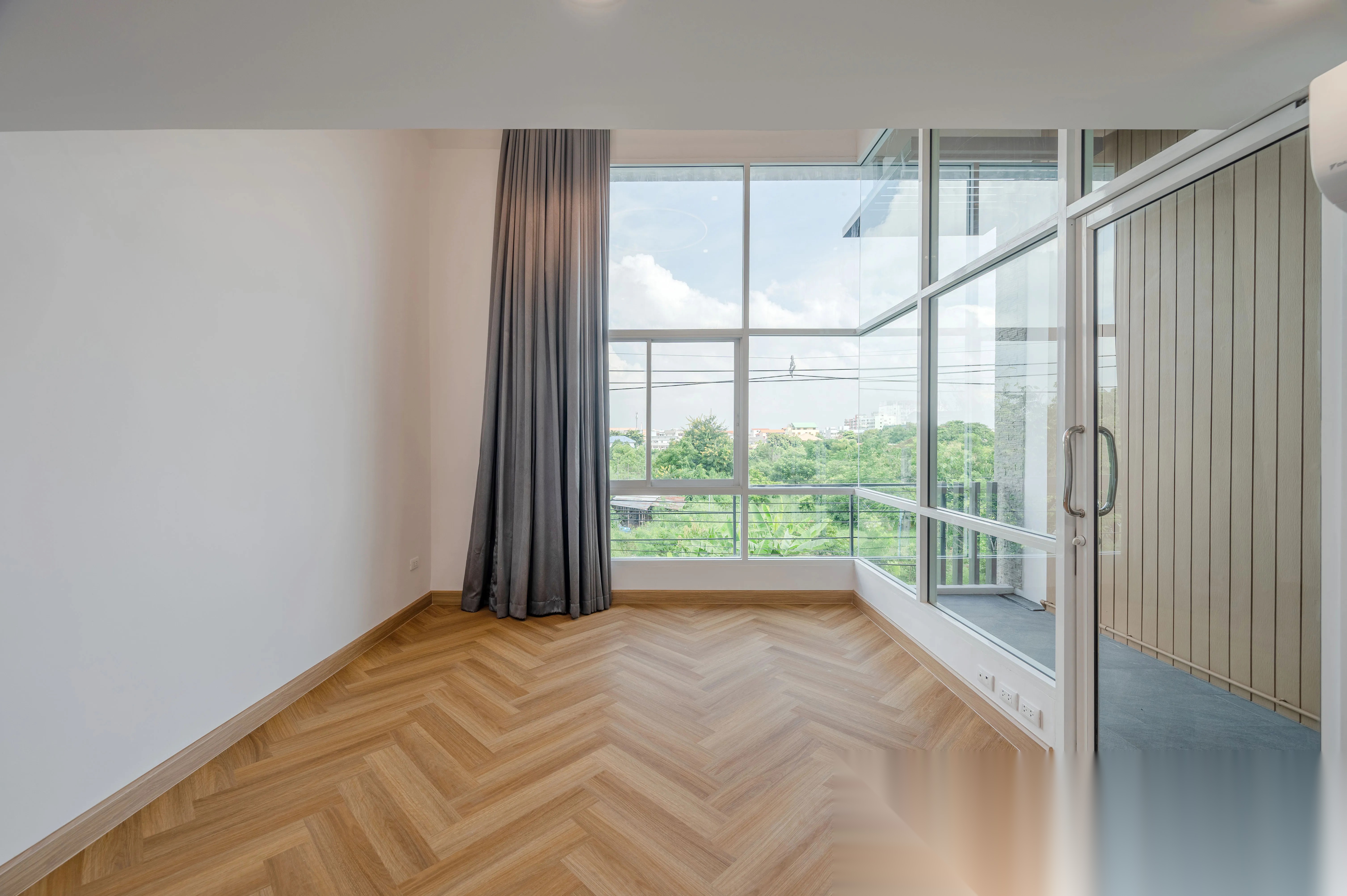 Modern Loft style 3-story townhome with 4 bedrooms — photo 4