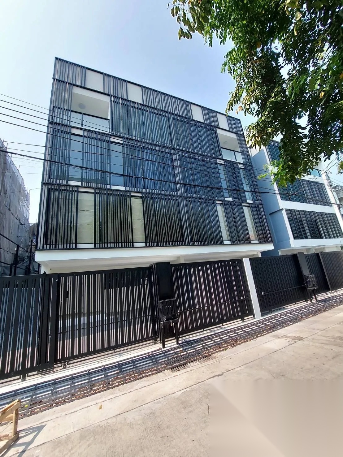 Modern Semi-Detached House for Sale | 4 Storeys — photo 1