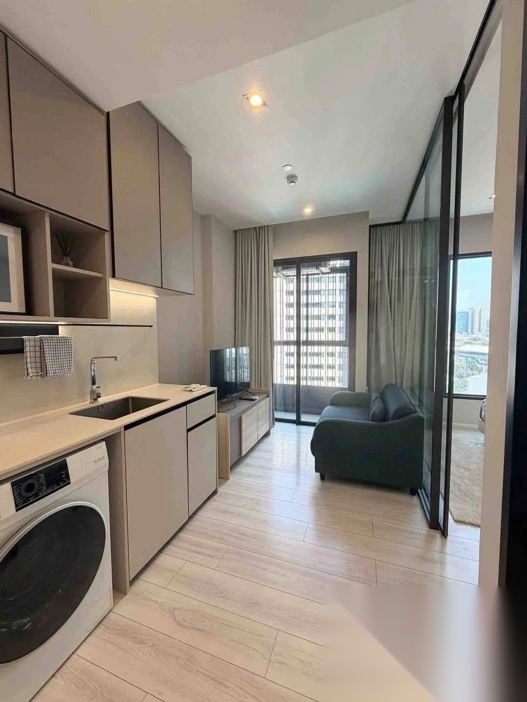 Studio Condo for sale at The Room Phayathai — photo 2