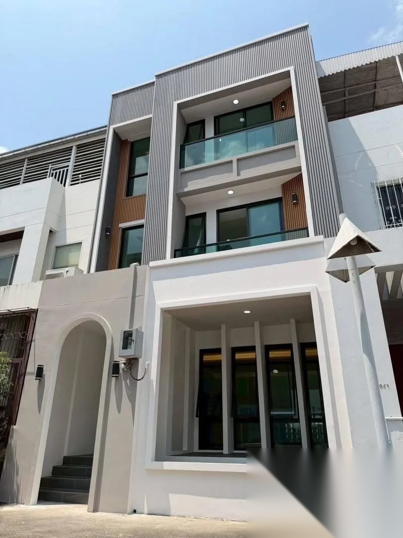 Newly renovated 4.5 stories townhome with 3 parkings — photo 1
