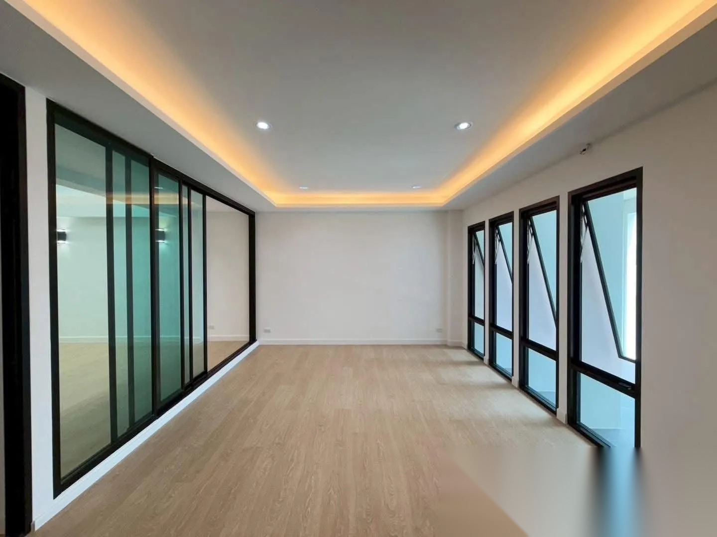 Newly renovated 4.5 stories townhome with 3 parkings — photo 5