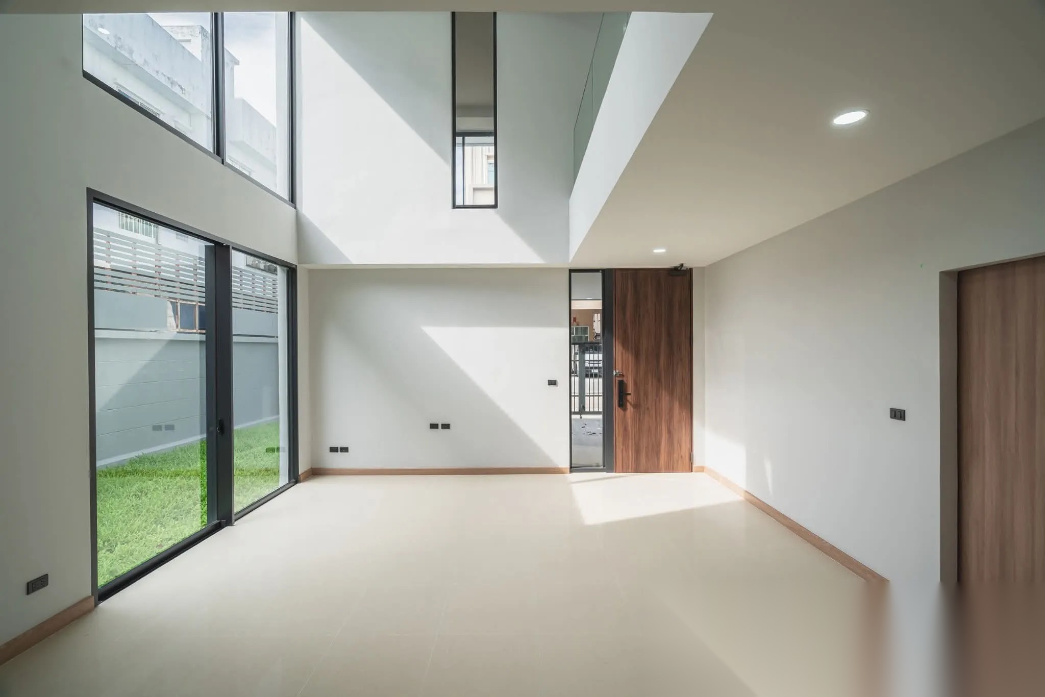 4 Bedroom House for sale at Preecha Beyond Ramkhamhaeng-Krungthepkreetha — photo 1