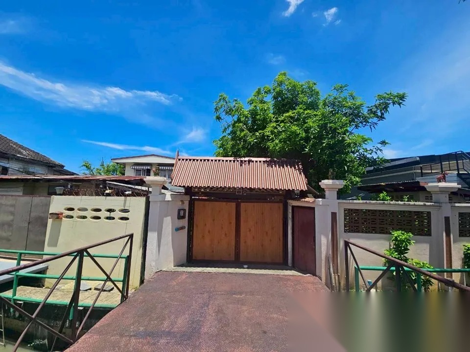 House and land for sale (1 rai), canal-side, near Wat Arun in the old town area. — photo 1