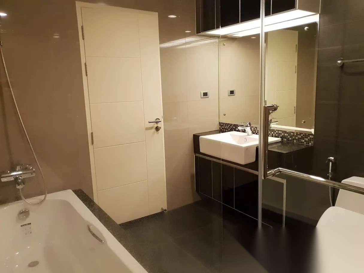 1 Bedroom Condo for sale at The Crest Sukhumvit 34 — photo 5
